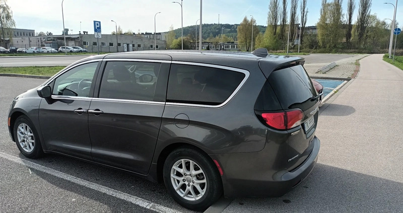 Chrysler Pacifica cena 99900 przebieg: 123000, rok produkcji 2017 z Kielce małe 631